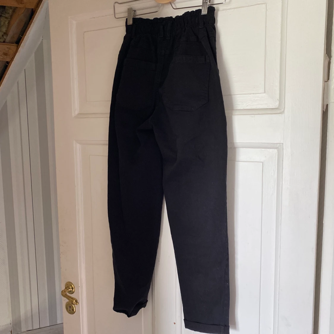 Svarta jenas med paperbag midja.  - 90