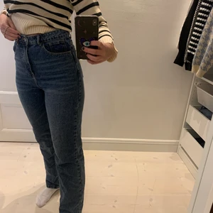 Mörkblåa jeans  - Super fina Mörkblå jeans i storlek M / 38 !💕💕 Jag är 166 lång.  