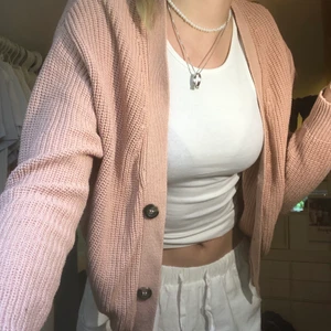 Rosa kofta - stickad rosa kofta. Super bekväm och en fin detalj över klänningar, toppar osv💞💞