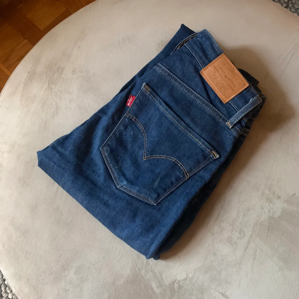 Levis jeans modell 721 storlek 26” 30”. Jeans & Byxor.