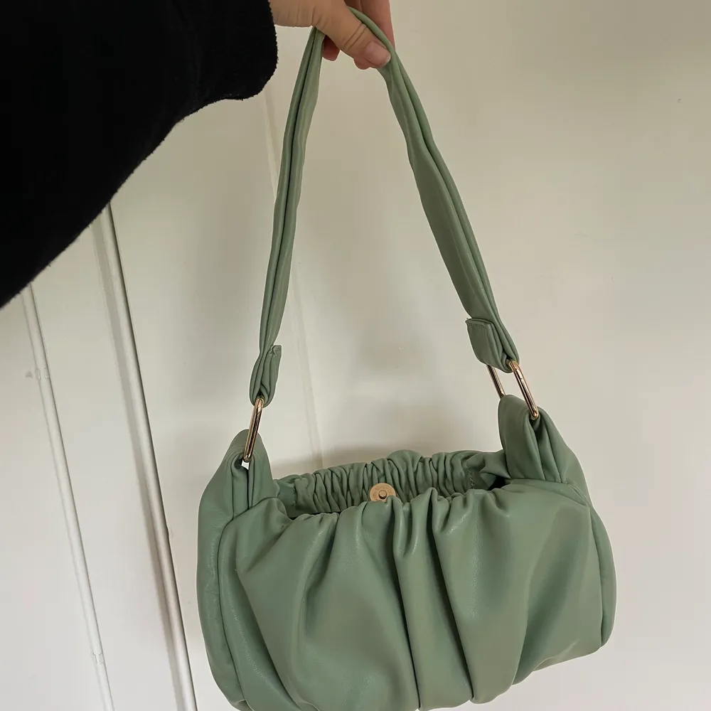 Liten jättefin grön axelremsväska från ASOS, precis som ny💕 Även denna endast använd några fåtal gånger. . Laukut & Käsilaukut.