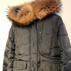 Vinter/höst jacka - Använd Max 10 gånger, jättefint skick men kommer ej till användning. köpt för 3 år sedan på miinto för ca 3000kr. Storlek 38 men passar även 36. Äkta päls. Skriv för mer bilder. Pris kan diskuteras. Köparen står för frakten. 