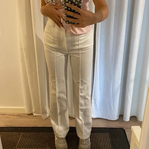 Vita kostymbyxor - Superfina vita högmidjade byxor!! Strl s/m☺️ Hör gärna av dig ifall du har några frågor💕
