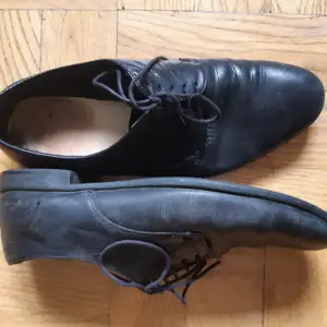 Svarta nätta kostymskor från vagabond, storlek 39. Sparsamt använda! Väldigt bra-att-ha skor som passar till allt och är väldigt stilrena.