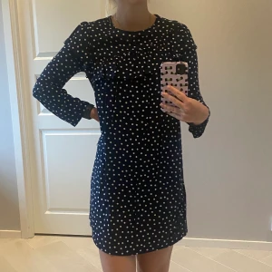 Prickig klänning från Zara strl 164/XS - Mörkblå prickig klänning med volang från Zara Kids. Storlek 164 men passar även mig som är XS/34. Använd ett fåtal gånger. 