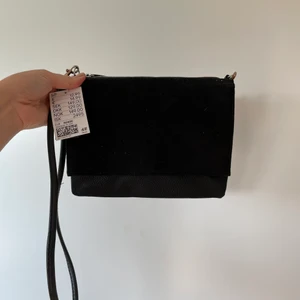 Handväska svart - Oanvänd axelväska från H&M med lapp kvar. Köpare står för frakt ❤️