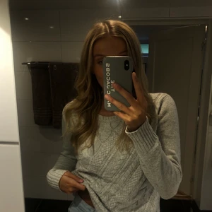 Söt stickad tröja  - Jättesöt, ljusgrå, kabelstickad (ish) tröja💘 använd sparsamt, jättefint skick! Passar xs-m. Mysig, sticks inte alls, perfekt till hösten! Hör av er för frågor/ fler bilder