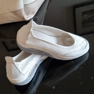 Coola 90-tals sneakers/ ballerina strl 37 - Sköna med bra dämpning. Storlek 37 men lite små i storleken. 