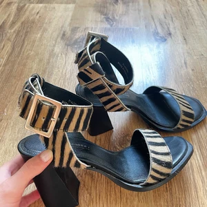 Unika klackar  - Snygga unika klackar från ASOS. Slutsålda på sidan och Inköpta för 700kronor och säljs för 300kr. Strl 37 kan också passa en 38. 