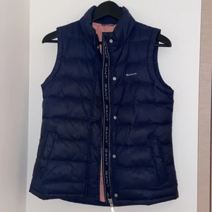 Gant väst - Nu säljer jag en gant väst! Har använt den 1 gång. Den har både knappar och kedja. Fina fickor på sidan också❤️❤️👍 frakten får man gratis eller så kan jag mötas i Solna. Jag köpte den för 3000kr men säljer för mycket billigare, om fler vill ha blir det budgivning