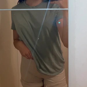 T-shirt storlek XS - Säljer denna fina T-shirt som jag ej tyvärr kommer ihåg vart den kommer ifrån. Aldrig använt förutom när jag tog bilderna. Köparen står för frakt✨