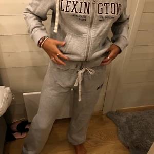 Lexington set  - Hoodien är stl L och byxorna XL. Personen på bilden har storlek S och det sitter snyggt oversized.
