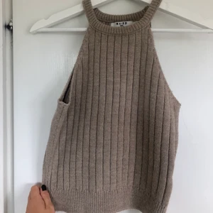 Stickad topp - Säljer en beige stickad topp från NA-KD. Mycket sparsamt använd, köpare står för frakt💕