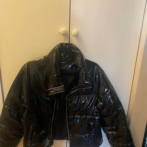 Jacka  - Svart jacka ifrån Gina tricot. Storlek S. Köpt förra året. Använt ett fåtal gånger. Köpte för 599kr