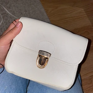 Shein väska  - Vit väska från Shein. Har använt den några gånger men är fortfarande i bra skick. 