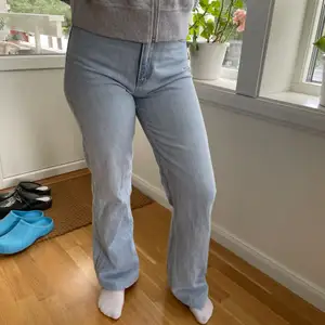 Ljusa jeans ifrån zara. Modellen heter High och wide-/ straight leg och jeansen är i storlek 36. Går att klippa av efter längd.🥰 Hör av er om ni har frågor.