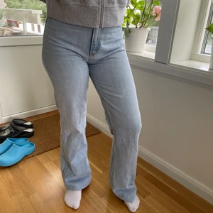 Ljusa jeans - Ljusa jeans ifrån zara. Modellen heter High och wide-/ straight leg och jeansen är i storlek 36. Går att klippa av efter längd.🥰 Hör av er om ni har frågor.