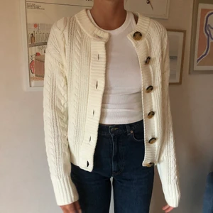 Stickad kofta - Kabelstickad kofta från & Other Stories 