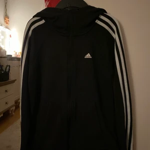 Adidas Huvtröja Med Dragkedja  - Huvtröja med dragkejda, märke Adidas, passar bra, saknar snöre men är i bra skick. 
