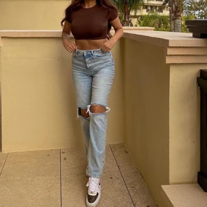 NAKD jeans - Ett par riktigt snygga jeans som tyvärr inte kommit till lika mycket användning som jag hade hoppats på. Använda ett fåtal gånger så de är i riktigt fint skick. Desss godingar går inte att få tag på längre! De är i storlek 34 från NAKD. 🦋 Frakt tillkommer 66kr