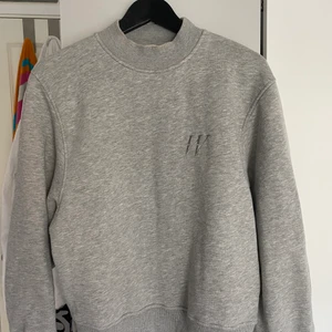 Carin Wester tröja  - En fin tröja från Carin Wester. Jätteskön och lite oversized stl s-m