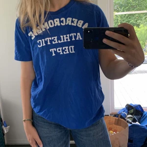 Tshirt från Abercrombie - Säljer min jättefina tshirt från Abercrombie & fitch då den ej kommer till användning längre🥰storlek M