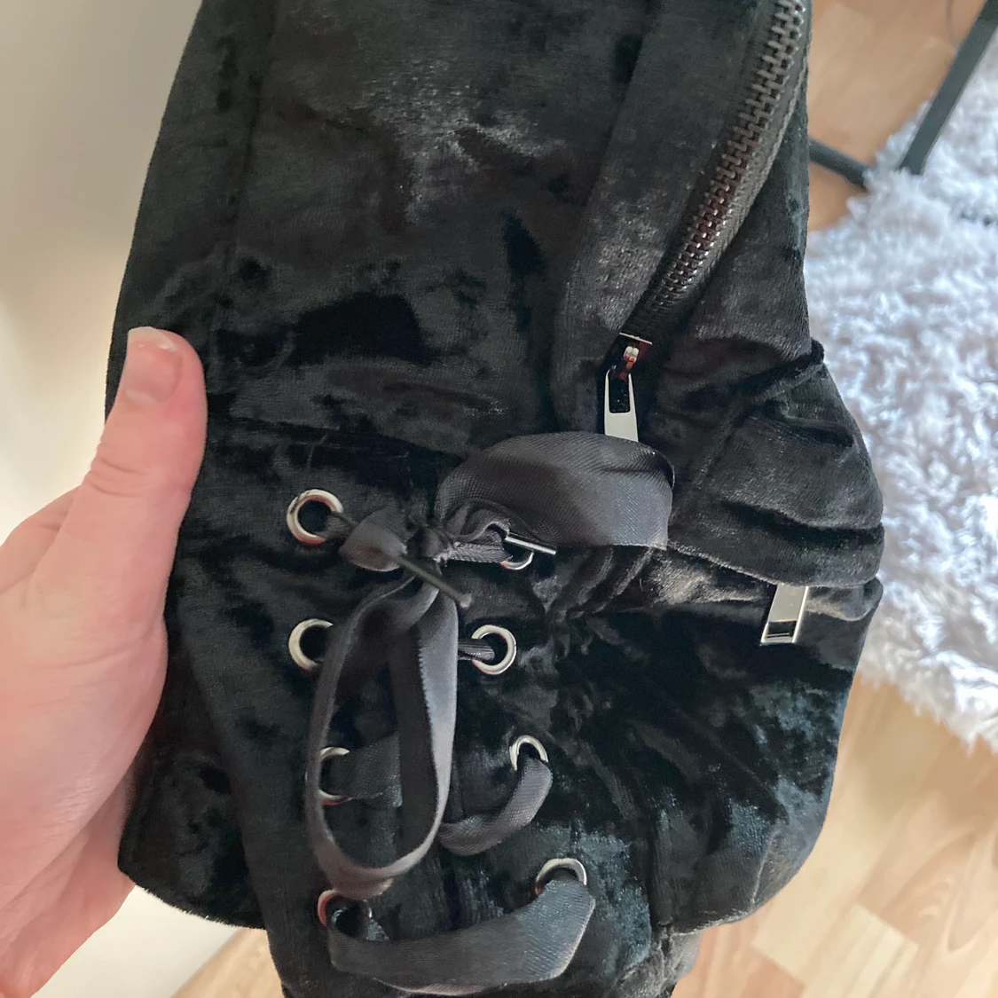 Liten svart ryggsäck i velvet - 90