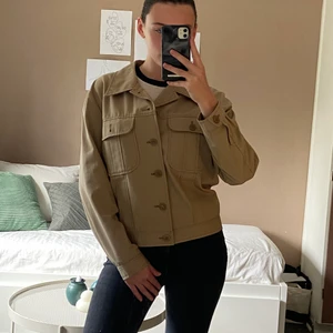 Beige jacka - Beige jacka som är perfekt för hösten. Den passar jättebra med en vit tröja och basiska jeans. Jag köpte jackan som andra hand därför vet jag inte storleken eller märken. Jag brukar ta storlek M. 