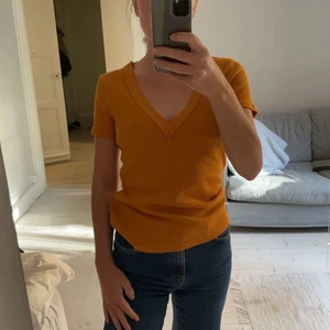 Topp Zara - Topp från Zara. Storlek M, jag är dock vanligtvis en S. Väldigt sparsamt använd. 😄