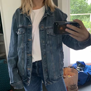 Jättesnygg jeansjacka!  - Säljer min jätte snygga jeansjacka då den ej kommer till användning🥰storlek M