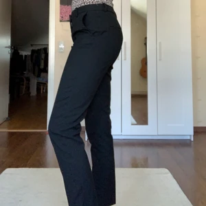 Kostymbyxor - Där är någon enstaka noppa som jag inte tagit bort, men de är inte många annars sitter byxorna bra och är stilliga som tusan!