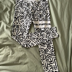 Stronger Tights - Så sköna och fina träningsbyxor från stronger💪🏽 köpt för 700 kronor och säljer för 400 direkt, eller buda i budgivningen, köparen står för frakten. Storlek XS-M då de passar alla eftersom de ör stretchiga❤️ har även tränings-bh’n som matchar💕