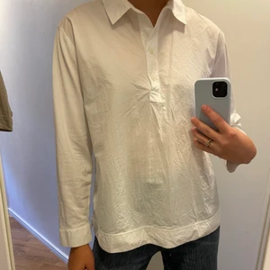 COS Skjorta - COS Skjorta i Vit med klassiska COS-modellen: skjorttyg framtill och t-shirttyg baktill samt på ärmarna. Storlek S. Pris kan diskuteras. Frakt ingår