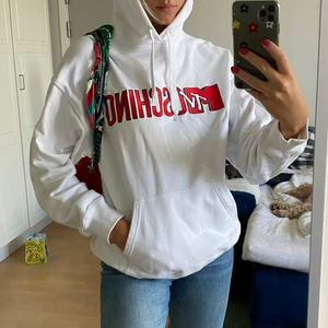 Moschino Hoodie - Vit oversized hoodie från HMxMoschino kollektionen 2018. Använd en gång, har tillhörande lappar kvar. Går såklart att stryka till ;)