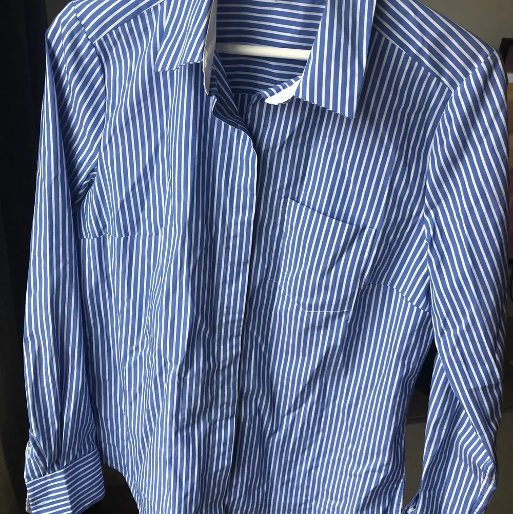 En blå och vit-randig skjorta, knappt använd. 💙. Skjortor.