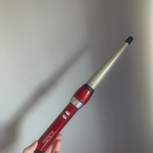 Babyliss Paris locktång - Säljer denna eftersom att den inte kommer till användning. Använd fåtal gånger men den är i nyskick.  Är modellen C20E ”easy curl” och temperaturen går att höja och sänka. Köpte den för 523kr och tänkte sälja den för 99🥰