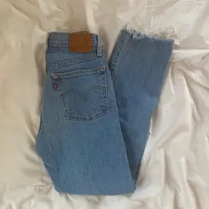 Säljer mina Levis jeans 501 pga att dom blivit försmå. Skicket på byxorna är jätte bra och finns inga fel på dom. Ny pris 1150kr💕💕💕