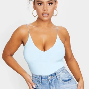 Bodysuit - helt ny vringad body som endast är testat. Kommer inte till användning där av säljs den. Super fin färg och skönt tyg även väldigt stretchig💕 köparen står för ev frakt. Skicka gärna ett medelande vid funderingar eller om du vill att jag skickar mer bilder på den.