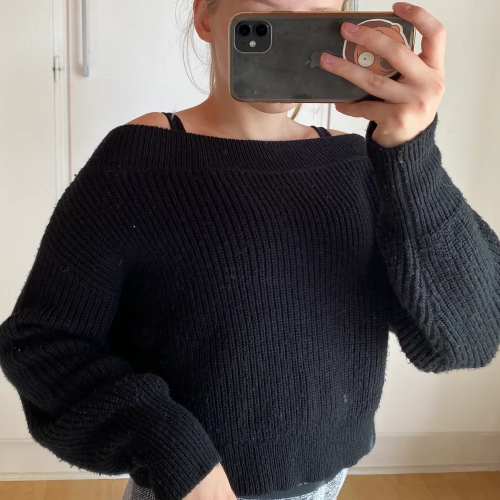 Svart stickad off-shoulder tröja från GinaTricot, fint skick! 💌. Stickat.