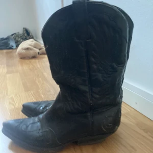 Cowboy boots  - Svarta cowboyboots, har tyvärr lite defekter, synligast är på den högra fotens topp. Superfina och söta och är snygga till en kjol eller under jeans!! Jag är osäker på fraktkostnaden men kollar upp det vid intresse💕