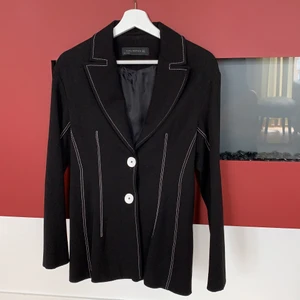 Svart Zara jacka 36/38 - Jackan har aldrig använts, mycket elegant, super bra kvalite och passar till jobb eller fritids användning. Har kostat 899,- sek
