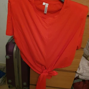 Topp  - NY top med axelvaddar