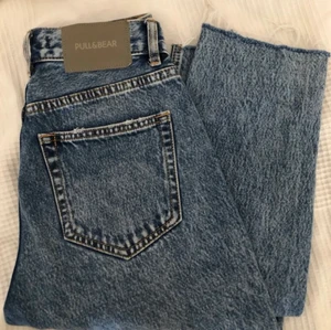 Jeans från pull and bear - Säljer nu mina sjukt snygga jeans från pull and bear då dom e för stora. Använda ca 3 gånger. Storlek 36, säljer för 190  och köpta för 359
