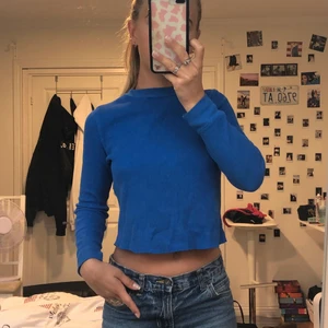 blå tröja - väldigt cool blå tröja