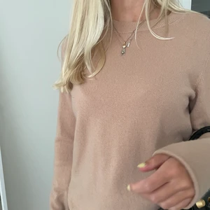 Massimo Dutti - Säljer min favorit kaschmir tröja från Massimo dutti! Köpt för 1500 mitt pris 700! Sparsamt använd och passar till supermycket speciellt nu till hösten! Köpare står för frakt pris kan diskuteras vid snabb affär!