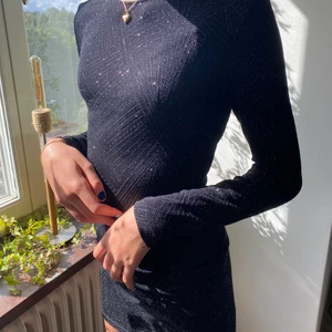 Tajt klänning - Snygg tajt klänning som glittrar i ljuset.  Öppen i ryggen