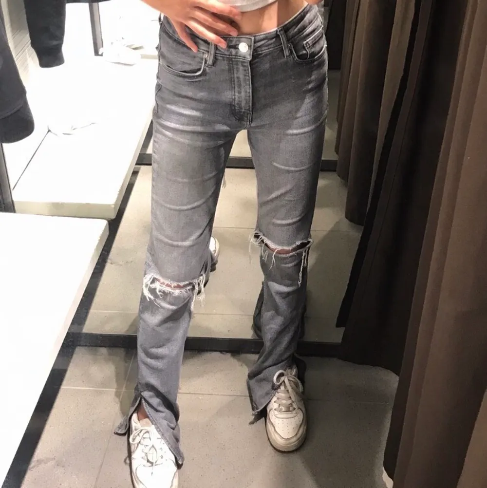 Säljer dessa otroligt snygga jeans med hål och slits ifrån Zara. Använda men i hyfsat bra skick. Det ändå är väl att dem är lite upptrampade längst ner. Storlek 36. Säljs för 200 kr + ev frakt. 💗💗. Jeans & Byxor.