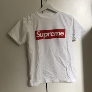 Supreme tröja  - Supreme tröja, oanvänd och i väldigt fint skick. Priset kan diskuteras vid snabb affär:) 
