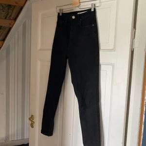 Svarta jeans  - Hög midja. Rak i benen. Använda 1 gång.