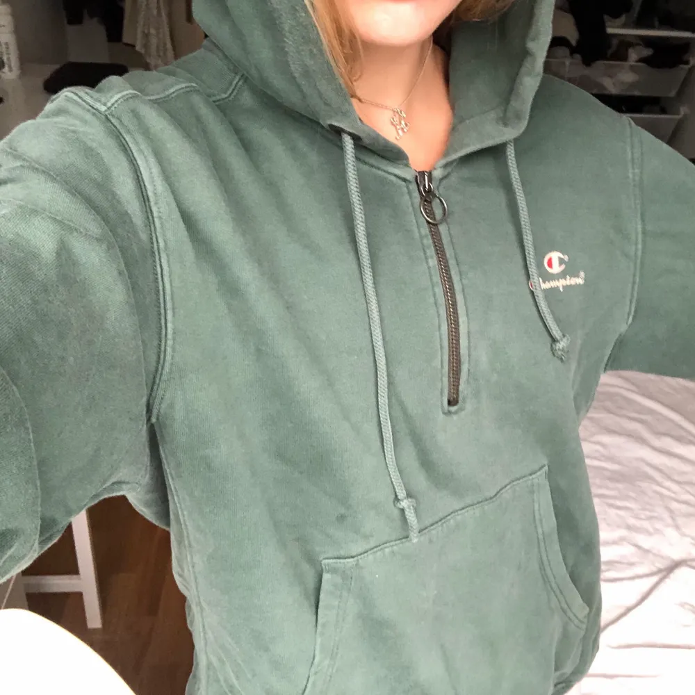 Grön champion hoodie med zip up <3  frakt tillkommer . Hoodies.